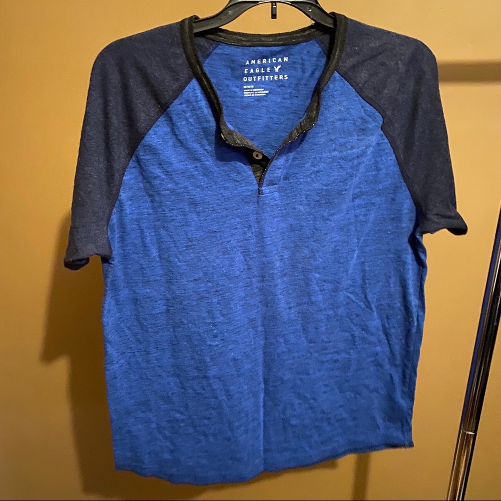 AE tee size M